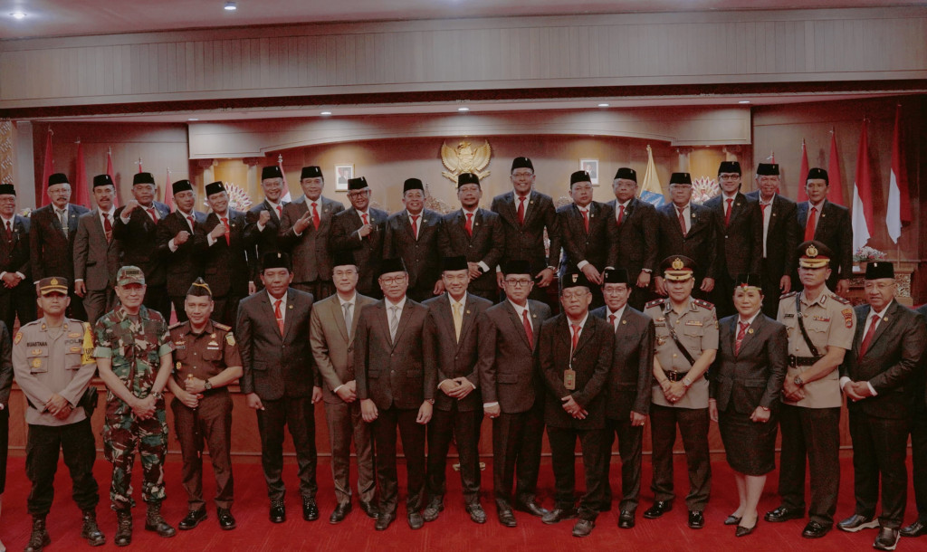 Plt. Bupati Suiasa Hadiri Pengangkatan PAW Anggota DPRD Badung